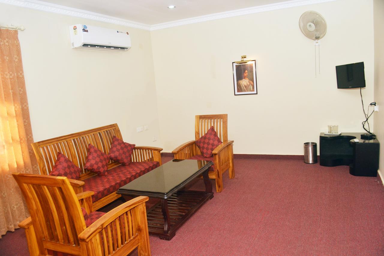 Capital O 46475 Gd International Redfort Hotel Nilambūr Zewnętrze zdjęcie