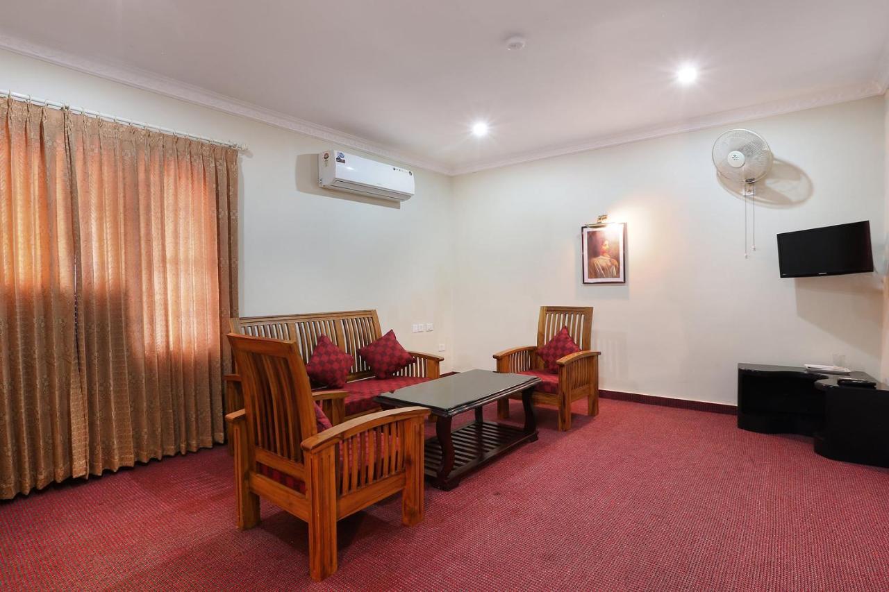 Capital O 46475 Gd International Redfort Hotel Nilambūr Zewnętrze zdjęcie